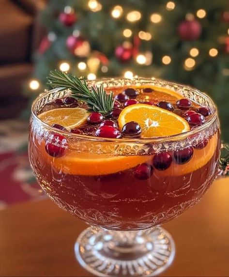 Sip the Spirit of the Season: Christmas Morning Punch for Your Holiday Gatherings - NewsBreak Non Alcoholic Christmas Punch, Christmas Morning Punch, Homemade Rootbeer, Cranberry Punch, Orange Punch, Punch Cocktails, Christmas Punch Recipes, Cranberry Juice Cocktail, Fingerfood Party