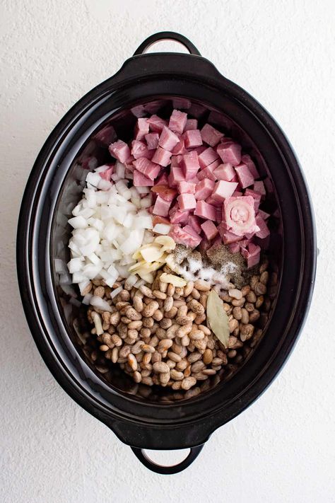 Crockpot Rice And Beans, Crockpot Pinto Beans Recipe, Ham Beans, Crockpot Ham And Beans, Crockpot Steak Recipes, Beans Recipe Crockpot, Beans And Ham, Pinto Bean Soup, Whole Ham