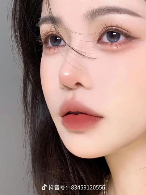 Chinese Douyin Makeup, Makeup Looks Korean, Makeup Looks Asian, Douyin Makeup Look, Fall Winter Makeup, Make Up Korean, Asian Makeup Tips, Asian Makeup Tutorials, Korean Makeup Tips