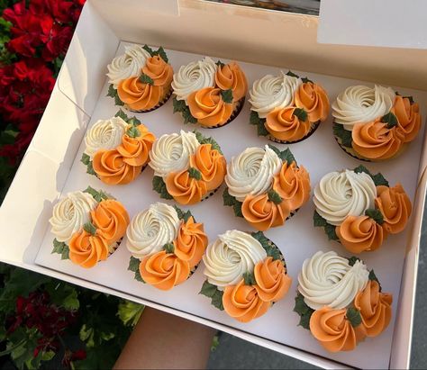 Orange Floral Cupcakes, Orange Theme Cupcakes, Orange And White Cupcakes, Burnt Orange Cupcakes Wedding, Fall Cupcakes Wedding, Orange Cupcakes Decoration, Orange Flower Cupcakes, Thanksgiving Cupcake Ideas, Orange Sweets