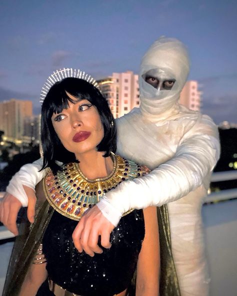 Couple costume ide — Cleopatra and her Mummy #halloween #halloweencostumeswomen #halloweencostume #halloweencostumeideas #couplehalloweencostumes #couplescostume #cleopatra #mummy Mummy And Cleopatra Couple Costume, Cleopatra And Mummy Costume, Cleopatra Couple Costume, Nefertiti Costume, Mummy Costumes, Ideas Disfraz, Cleopatra Halloween Costume, Cleopatra Halloween, Adam Beach