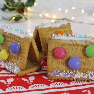 Xmas Party Ideas, Cookie Houses, Making Gingerbread Houses, Mini Gingerbread House, Easy Family Recipes, Gingerbread House Cookies, Christmas Biscuits, Cookie House, Christmas Hacks