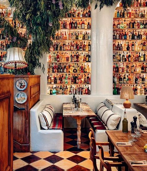 As far as London hot spots go, this new Italian restaurant is up there with the coolest. Now open in Fitzrovia, Circolo Popolare is the… Italian Restaurant Design, Italian Restaurant Decor, African Rugs, Decoration Restaurant, Big Table, Vogue Living, Wicker Chairs, London Restaurants, Festoon Lighting