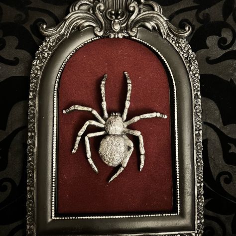 Brand New For Halloween Or Every Day Gothic Living. Beautiful 3d Style Silver Spider On Velvet In A Heavy Resin Picture Frame With Easel On Back. 10” Tall & 6&1/2” Wide. This Is Just Spooktacular!!! Would Look Great On Display Anywhere In Your Home!! #Halloween #Spider #Spooky #Gothic #Victorian #Velvet #Frame #Homegoods #Tjmaxx #Ross #Homesense #Witchy #Magic Victorian Halloween Decorations, Holiday Crafts Halloween, Resin Picture Frame, Spider Pictures, Taxidermy Decor, Room Box Miniatures, Victorian Halloween, Victorian Frame, 2024 Goals