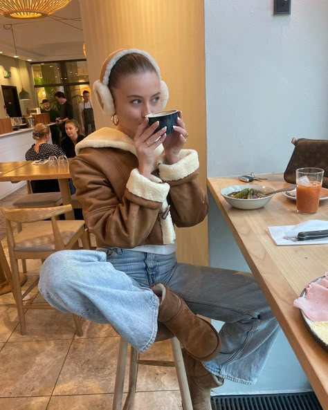 Warm Coats, Uggs Outfit, Vanilla Girl, Stockholm Fashion, Foto Ideas Instagram, Winter Fits, Jeans Boyfriend, Winter Fashion Outfits, Winter Looks