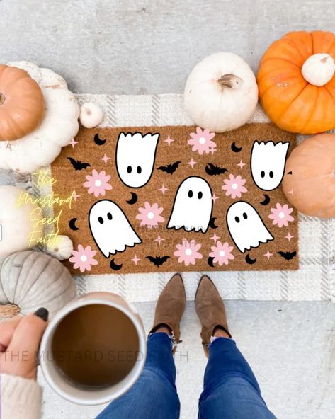 Ghost Front Door Decor, Spooky Door Mat Diy, Ghost Welcome Mat, Cute Halloween Doormat, Fall Crafts With Cricut, Spooky Welcome Mat, Hey Boo Doormat, Halloween Rugs Ideas, Diy Fall Mat