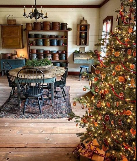 Early American Decor, Williamsburg Christmas, Primitive Dining Rooms, Primitive Christmas Decorating, Primitive Christmas Decor, A Simple Christmas, Deco Champetre, Colonial Interior, Christmas Dining Room