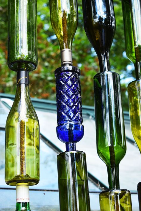 How to make a wine bottle screen garden feature - Caradise Wine Bottle Fence Ideas, Coke Bottles Crafts, Patron Bottle Crafts Diy, Wine Bottle Wall Outdoor, Wine Bottle Rain Chain, Wine Bottle Garden Ideas, Wine Bottle Fence, Bottle Fence, Wine Bottle Outdoor