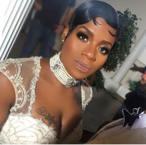 Harlem Renaissance 1920s inspired makeup on Fantasia Harlem Nights Hairstyles Black Women, Fantasia Hairstyles, 1920s Inspired Makeup, 1920s Makeup Look, Great Gatsby Makeup, Gatsby Makeup, Harlem Nights Party, Great Gatsby Hairstyles, 1920s Makeup