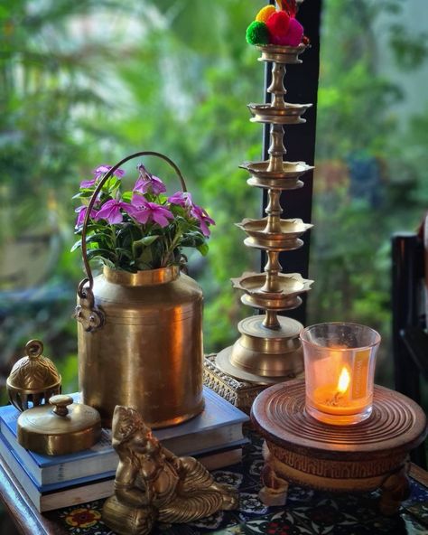 South Indian Table Decor, South Indian Bedroom, South Indian Home Decor Traditional, Indian Table Setting, Indian Decoration Ideas, Indian Vintage Home Decor, South Indian Decor, Home Interior Design Indian Traditional, Brass Decor Indian