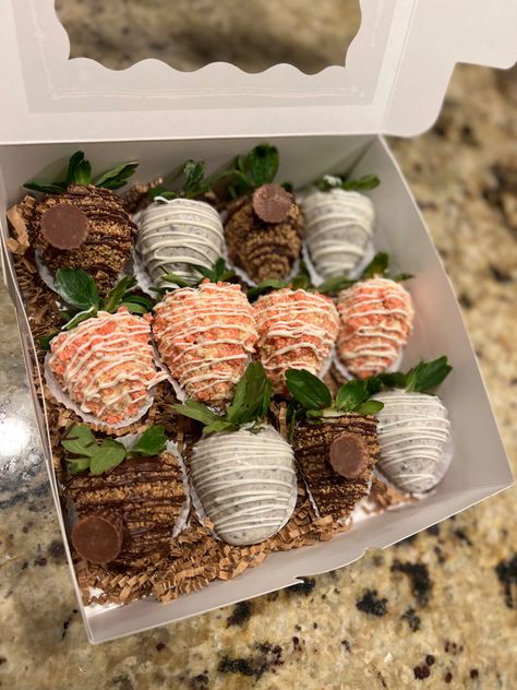 Chocolate Covered Strawberry Box Ideas, Birthday Treat Boxes Ideas Sweets, Chocolate Covered Treats Box Ideas, Strawberry Crunch Chocolate Covered Strawberries, Crumbl Chocolate Covered Strawberry, Strawberry Coated Chocolate, Strawberry Business, Strawberry Coverd Chocolate, Chocolate Cover Strawberry’s