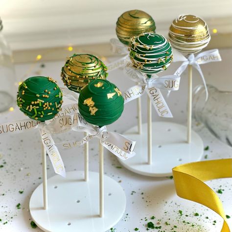 💚🌙💚💫💚 Cake pops to elevate your Ramadan Gatherings 🌙 Order now www.sugaholic.com #sugaholic #dubai #cake #uae #cakepops #ramadanindubai Emerald Green Deserts, Emerald Quince, Wedding Treats Table, Dubai Cake, Graduation Cake Pops, Quince Cake, Green Quince, Quinceañera Ideas, 21st Bday Ideas