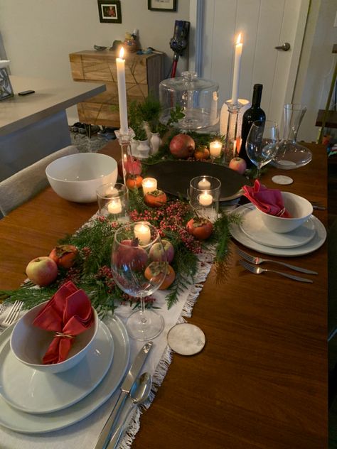 Evergreen branches, persimmons, pomegranates, and apples 😍 #Thanksgiving #tablescape #decor Cranberry Decor, Cranberries Decor, Vintage French Farmhouse, Whispers Of The Heart, Live Simple, Apple Christmas, Yellow Brick Home, Thanksgiving Tablescape, Tablescape Ideas