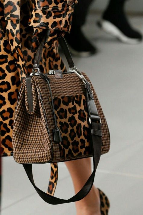 Fall Handbags, Animal Print Fashion, Handbag Heaven, Michael Kors Collection, Purses Designer, Fall 2018, Handbags Michael Kors, Mode Inspiration, Beautiful Bags