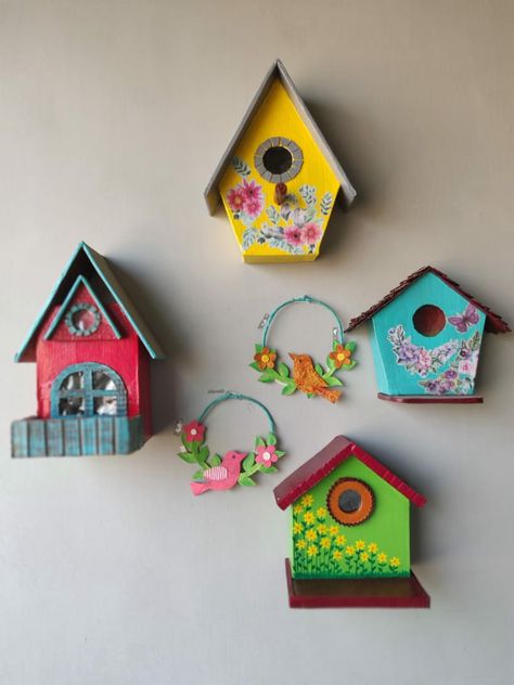 Diy Cardboard Bird House, Bird Houses Ideas Diy Homemade, Homemade Bird Houses Diy, Cardboard Bird House, Cardboard Birdhouse, Simple Bird Houses, Decoration With Cardboard, Bird House Craft, Bird House Diy