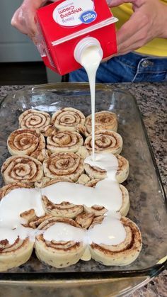 Pillsbury Cinnamon Roll Recipes, Cinnamon Roll Hack, Grand Biscuit Recipes, Fancy Bakery, Cinnamon Roll Desserts, Pan Desserts, Dessert Hacks, Cinnamon Roll Recipe Homemade, Easter Board