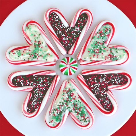 GALLETITAS.. Christmas Cookies And Candy, Candy Cane Hearts, Cookies And Candy, Mini Candy Canes, Easy Christmas Treats, Classroom Treats, Edible Crafts, Christmas Candy Recipes, Holiday Foods