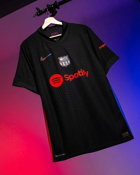 Camisa Barcelona Away 24/25 🇪🇸 Disponível aqui na @lojanightfutsports! 💥 Pague 2 Leve 3 + Frete Grátis! 🔥 Acesse nosso site e garanta já a sua! 🛒 www.nightfutsports.com.br . . . #futebol #camisadetime #barcelona #viscabarca #barça #lamineyamal #raphinha #lewandowski Barca Jersey, Barcelona Jerseys, Black Kit, Football Jerseys, Football Players, Barcelona, Soccer, Football, Cute Outfits