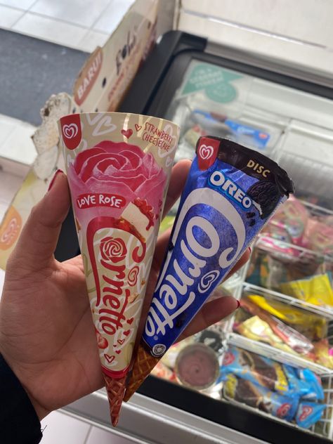 Ice Cream Indomaret, Strawberry Oreo Cheesecake, Masala Tea, Picture Window, Oreo Cheesecake, Food Photo, Oreo, Beer Glasses, Cheesecake