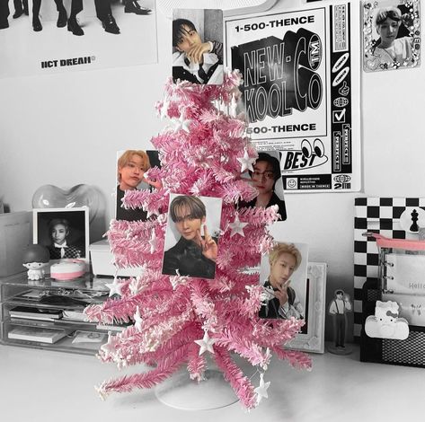 Photocard Christmas Tree, Kpop Christmas Tree, Kpop Xmas, Kpop Rooms, Kpop Christmas, Future Bedroom Ideas, Kpop Ateez, Pc Photo, Army Room Decor