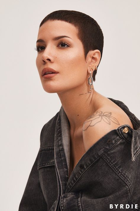 Long Buzz Cut, Halsey Hair, Bald Haircut, Buzzed Hair Women, Buzz Cut Women, Buzzed Hair, Bald Girl, Super Short Hair, Bald Women