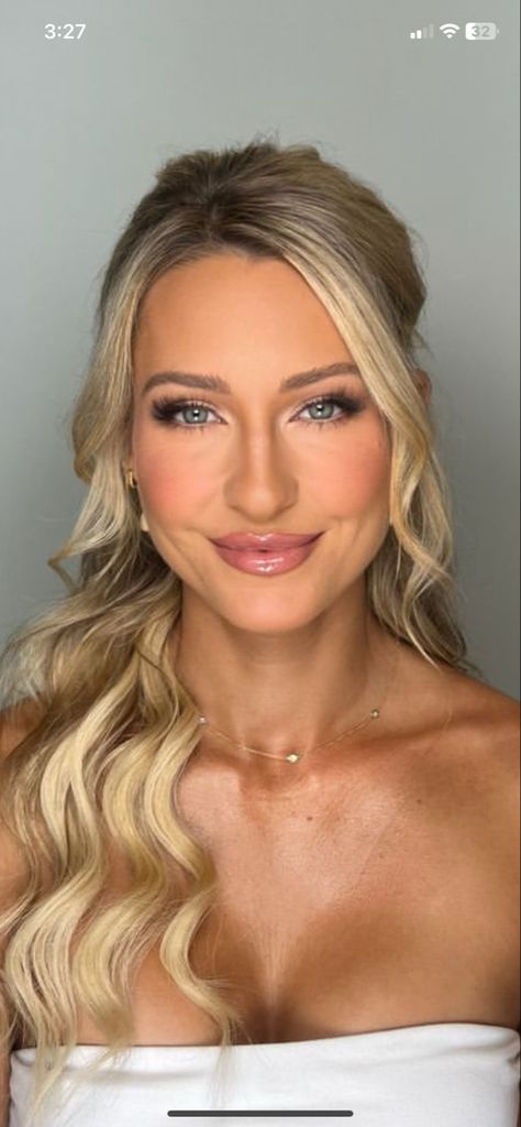 Classy Bride Makeup, Wedding Day Makeup Blonde Blue Eyes, Bridesmaids Makeup Blue Eyes, Super Simple Prom Makeup, Cool Tone Prom Makeup, Wedding Makeup Light Skin Blue Eyes, Beach Wedding Bridal Makeup, Bridal Glam Blue Eyes, Soft Glam Blonde Hair Blue Eyes