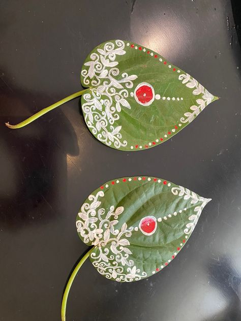 Betel Leaf Decoration, Rangoli Craft, Bengali Marriage, Diwali Vibes, Leaf Art Diy, Betel Leaf, Pooja Door Design, Butterfly Art Drawing, Mural Art Design