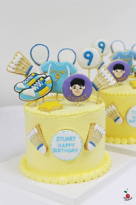 Badminton Theme Birthday Cakes for Twin Boys Badminton, shuttlecock, jersey, sneakers cookies decoration Badminton Theme Birthday Decoration, Badminton Cake Design, Badminton Cake Ideas, Sneakers Cookies, Badminton Theme Cake, Badminton Cake, Badminton Quotes, Fnaf Cake, Cookies Decoration