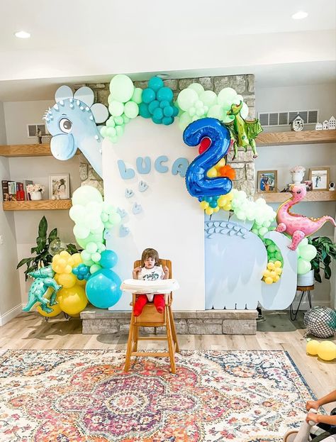 Styling by Silvana Deuschle Dinosaur Backdrop Ideas, Dinosaur Birthday Party Backdrop, Dinosaur Party Backdrop, Dinosaur Birthday Backdrop, Dinosaur Backdrop, Dinosaur Birthday Party Decorations, Boys 1st Birthday Party Ideas, Birthday Party Backdrop, 5 Birthday