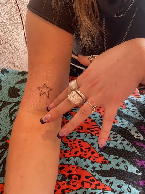 Single Arm Tattoo, Wonky Star Tattoo, Arm Star Tattoo, Mini Back Tattoo, Star Tattoo Minimalist, Y2k Star Tattoo, Star Tattoo Arm, Mini Star Tattoo, One Line Tattoo Ideas