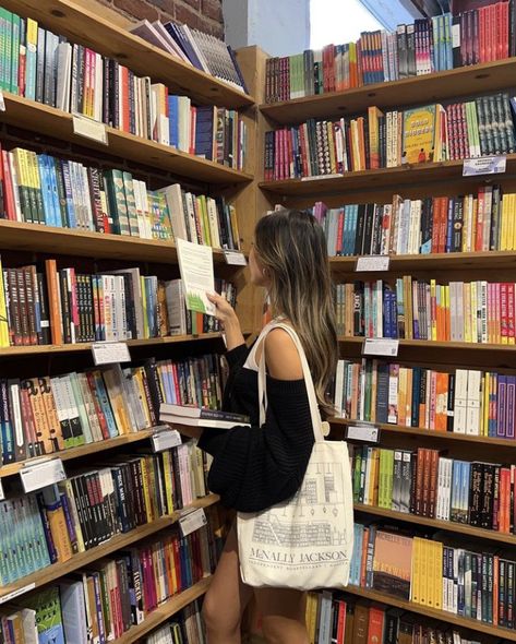 Library Photo Shoot, Romantic Comedy Books, Books Recommendations, Reader Girl, Unexpected Love, Library Aesthetic, Chandler Bing, Insta Pictures, World Of Books