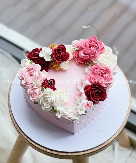 Floral Heart Cake, Heart Shaped Wedding Cakes, Queens Birthday Cake, Heart Cake Design, Flower Cake Design, Cake Floral, Heart Shaped Cake, Heart Wedding Cakes, New Birthday Cake