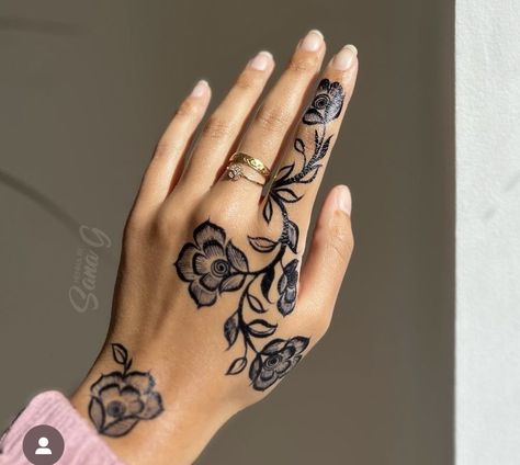 Henna Black, Mehendi Ideas, Wrist Henna, Cute Henna Tattoos, Henna Style Tattoos, Jagua Henna, Henna Inspired Tattoos, Henna Nails, Floral Henna Designs