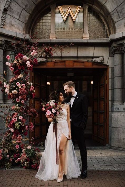 Isn't it the perfect theme for autumnal weddin? Save for inspiration!😍 Moody Wedding Flowers, Wedding Planning App, Victorian Wedding Themes, Victorian Gothic Wedding, Burgundy Wedding Theme, Dark Romantic Wedding, Aurora Wedding, Dark Wedding Theme, 2025 Wedding