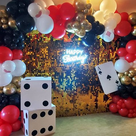 Poker Night Decor Ideas, Casino Theme Decor, Casino Balloon Garland, Casino Decorations Ideas, Casino Night Party Decorations, Casino Birthday Party, Vegas Theme Party, 30th Birthday Party Decorations, Casino Birthday