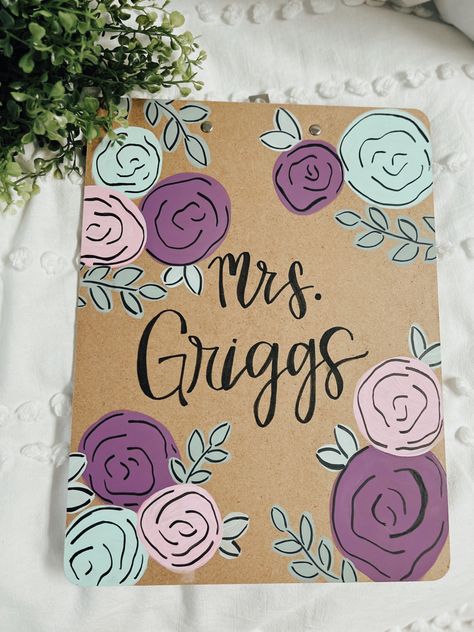 Acrylic Clipboard Ideas, Things To Paint For Your Teacher, Teacher Painting Ideas On Canvas, Painting Clipboards Diy, Diy Painted Clipboard, Clip Board Decorating Paint, Clipboards For Teachers, Clipboard Decorating Teachers, Calligraphy Projects To Sell