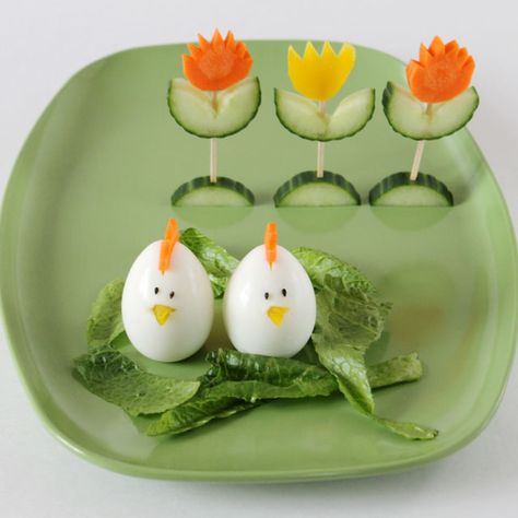 20 Egg Decoration ideas easter salad decorations egg chicks vegetable tulips1 photo Decorated Food, Healthy Easter Treats, Salad Decoration Ideas, Design Cibo, Easter Salad, Easter Buffet, Salads For Kids, Salad Design, Vegetable Decoration