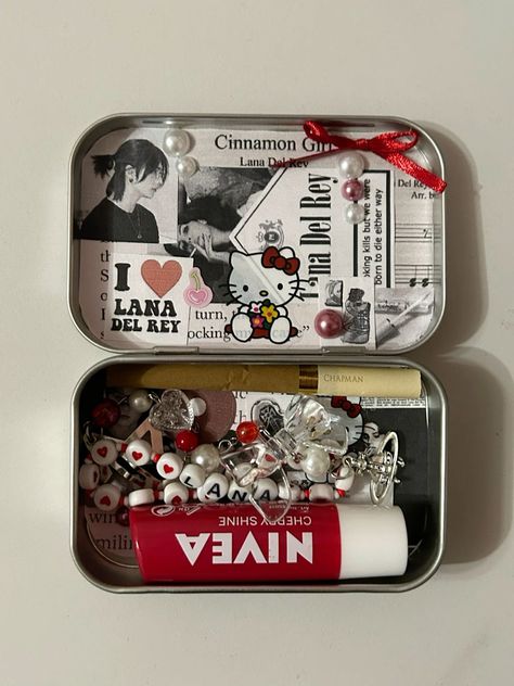 Wallet Inspiration, Mint Tin Crafts, Homecoming Proposal Ideas Cheerleader, Altoids Tins, Inside My Bag, Mint Tins, Diy Wallet, What In My Bag, Cute Box