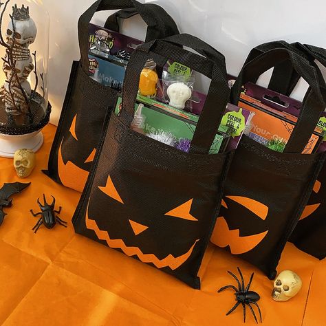 Halloween Goodie Bag Ideas For Kids, Halloween Goodie Bag Ideas, Treat Bag Ideas, Halloween Prizes, Halloween Favor Bag, Halloween Party Bags, Ghouls Night, Halloween Themed Gifts, Halloween Gift Baskets