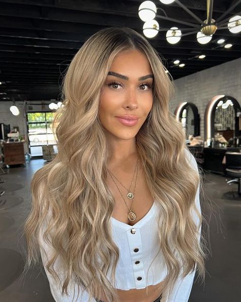 Balayage Hair Inspo Blonde, High Ombre Hair Blonde, Honey Blonde Hair Shadow Root, Blonde Hair For Brown Skin, Honey Blonde On Dark Hair, Blonde Hair On Olive Skin, Hispanic Blonde Hair, Platinum Blonde Hair On Brown Skin, Mexican Blonde Hair