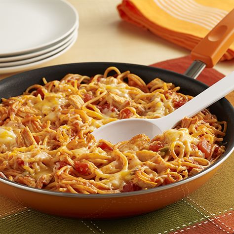 Enchilada Chicken Spaghetti Skillet | Ready Set Eat Chicken Enchilada Spaghetti, Enchilada Spaghetti, Ready Set Eat, Night Recipes, Chicken Spaghetti, Chicken Enchilada, Skillet Meals, Meal Recipes, Chicken Enchiladas