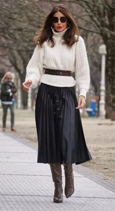 Midi Skirt Winter, Rok Outfit, Chique Outfit, Classy Winter Outfits, Midi Skirt Outfit, Trendy Outfits Winter, Black Pleated Skirt, Skirts With Boots, Fashionista Clothes