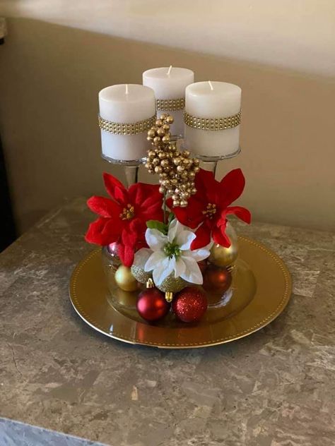 Christmas Centerpieces Cheap, 50th Birthday Centerpieces, Christmas Lamp, Candle Crafts Diy, Ideas Navideñas, Christmas Candle Decorations, Christmas Table Centerpieces, Wine Glass Crafts, Handmade Christmas Crafts