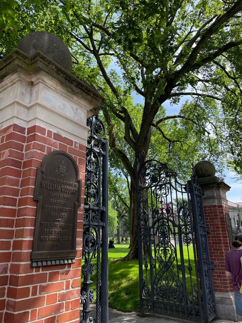 Brown pre college program check in day! Barnard College Dorm, Brown University Dorm, Brown College Aesthetic, Brown University Aesthetic, University Goals, Brown University Campus, Neighborhood Entrance, Pre College, University Inspiration