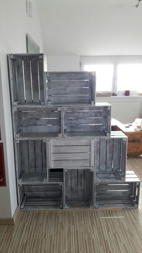 House Organization Ideas Living Room, Crates On Wall, Wooden Crates Projects, Diy Milk Crate Ideas, Milk Crate Ideas, Crate Ideas, Diy Room Divider, Milk Crate, Deco Studio