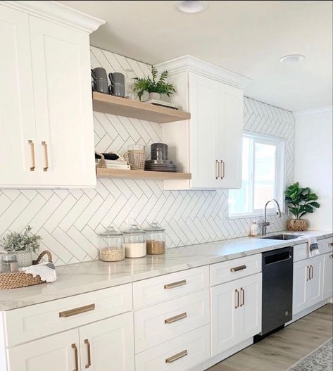 Kitchen Decor Hacks, Kitchen Renovation Inspiration, Galley Kitchen Design, Homemade Hamburger, Kabinet Dapur, Hamburger Helper, Diy Kitchen Decor, Kitchen Design Plans, White Kitchen Design