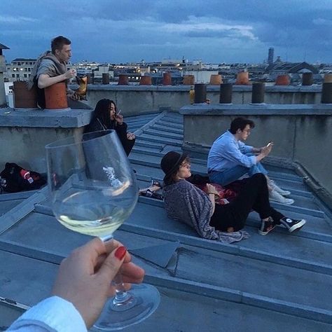 FRIEND GROUP GOALS Friends In Paris, Friend Group Pictures, Paris Aesthetic, Group Pictures, Friend Group, Group Of Friends, Oui Oui, Teenage Dream, Dream Life