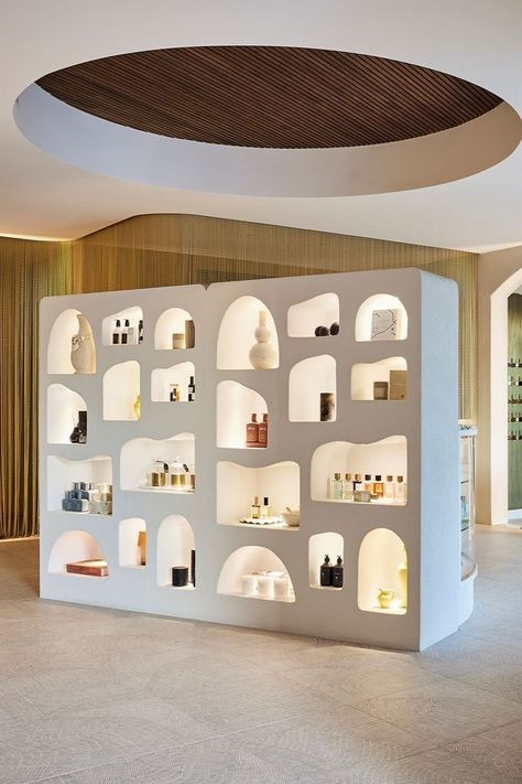 Curved Niche Wall, Curved Booth Design, Display Units Retail Store Interiors, Built In Display Shelves, Curve Wall Design Interiors, Curved Walls Interior, Niche Architecture, Display Unit Design, Niche Design Wall