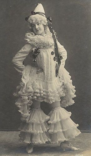 Pierrot Costume, Cirque Vintage, Old Circus, Costume Carnaval, Pierrot Clown, Circus Performers, Send In The Clowns, Night Circus, Circus Costume