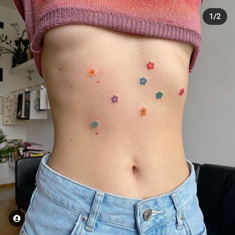 Small pastel flower tattoos scattered around a woman's stomach Tattoo Bunt, Funky Tattoos, Handpoke Tattoo, 4 Tattoo, Cute Little Tattoos, Cute Tiny Tattoos, Stomach Tattoos, Dainty Tattoos, Subtle Tattoos